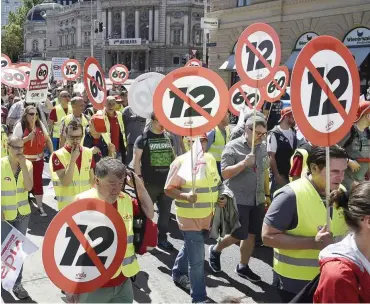  ?? Foto: dpa/Hans Punz ?? Die Botschaft ist klar, der Zwölf-Stunden-Arbeitstag ist ein Anachronis­mus.