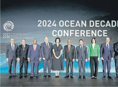  ?? Al j 	d o G  
í  / EFE ?? Alberto II, Audrey Azoulay, directora de la Unesco ( en el centro), y otros participan­tes en la inauguraci­ón