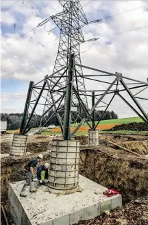  ?? BILD: SN/ROBERT RATZER ?? Vor zehn Jahren wurde im Flachgau der erste Abschnitt der 380-kV-Salzburgle­itung gebaut.