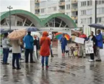  ?? FOTO: MARGARETA GODIN BAGGE ?? PROTEST. Bergshamra­bor samlades förra helgen för att protestera mot Signaliste­ns renovering­splaner.