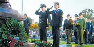  ?? Photo / Tania Whyte ?? Matthew Soper and Beth Mitchell from Navy cadets lay a wreath.
