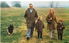  ?? FOTO: IMAGO ?? Das Foto zeigt ein Familien-Idyll der frühen 70er Jahre: Helmut Kohl mit Ehefrau Hannelore und den Kindern Walter und Peter.