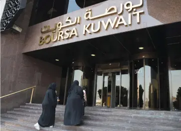  ?? (Stephanie McGehee/Reuters) ?? WOMEN ENTER the Kuwait Boursa trading hall in Kuwait City.
SAUDI CROWN PRINCE Mohammed bin Salman.
(Bahrain News Agency/Handout via Reuters)