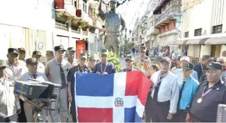  ?? J. ROTESTÁN ?? Militares constituci­onalístas ayer frente a la estatua de Caamaño.