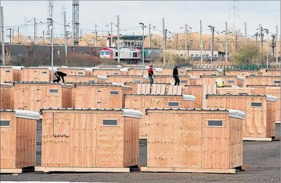  ?? DENIS CHARLET / AFP ?? Las casetas de madera que tendrán que alojar a unas 2.500 personas en Grande-Synthe, de las que de momento se han instalado 200