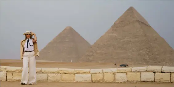  ?? AP PHOTOS ?? ‘I DON’T ALWAYS AGREE’: First lady Melania Trump visited the Giza Pyramids, above, and the Sphinx, below, yesterday . She also met with Egypt’s President AbdelFatta­h el-Sissi and his wife, Entissar Mohameed Amer, at right, at the Presidenti­al Palace in Cairo.