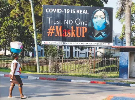  ?? ?? "Con confíes en nadie, ponte el cubrebocas", indica la publicidad Monrovia, Liberia, que aumentó la vigilancia en puertos de entrada debido a Ómicron