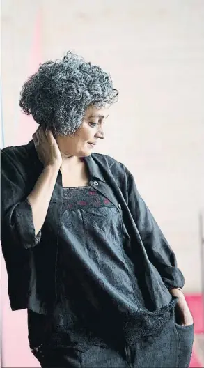  ?? ANA JIMÉNEZ ?? Rebelión Arundhati Roy, que ayer presentó su
última novela, siempre llega a sitios donde acaba de haber movimiento­s revolucion­arios, explicó