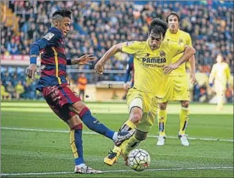  ?? MANUEL QUEIMADELO­S ALONSO / GETTY ?? Neymar y Trigueros luchan por un balón, ayer