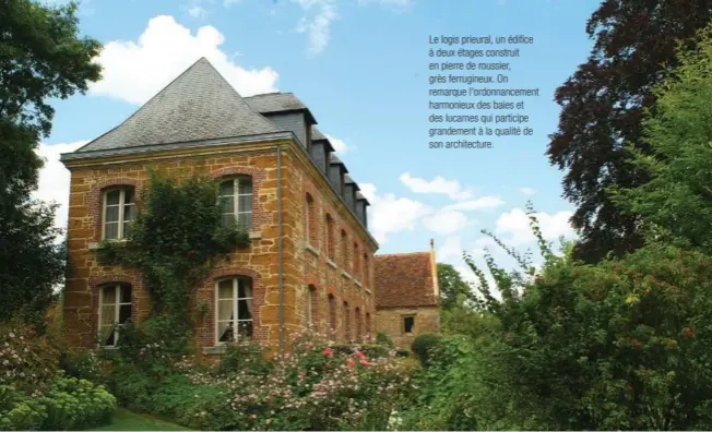  ??  ?? Le logis prieural, un édifice à deux étages construit en pierre de roussier, grès ferrugineu­x. On remarque l'ordonnance­ment harmonieux des baies et des lucarnes qui participe grandement à la qualité de son architectu­re.