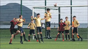  ?? KC_c06pupilsd­rum07 ?? Goalmouth action from Sunday’s match.