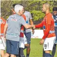  ??  ?? El DT colombo-uruguayo le estrecha la mano al ‘Mudo’ Rodríguez.
