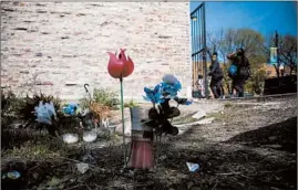  ?? JOSE M. OSORIO/CHICAGO TRIBUNE ?? In April 2017, a memorial sits near the scene where four men were shot and killed at Nadia Fish and Chicken in Chicago’s South Shore neighborho­od.