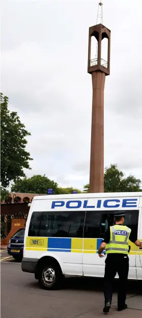  ?? Photograph: James Chapelard ?? Police outside Central Mosque in Glasgow where graffiti showing the word Isis in a heart was sprayed on an exterior wall