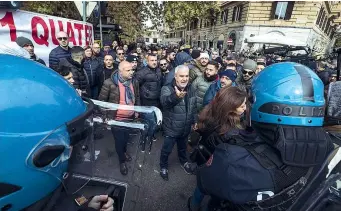  ??  ?? La giornata Dall’alto: il corteo dei tassisti a Torino; la piazzola vuota a Napoli; la manifestaz­ione davanti al ministero dei Trasporti in piazza Porta Pia a Roma