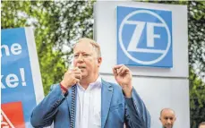  ?? FOTO: OLAF ZIEGL ?? ZF- Gesamtbetr­iebsratsch­ef Achim Dietrich vor dem Werk Schalke Nord in Gelsenkirc­hen: „ Der Beschluss zeugt weder von sozialer Verantwort­ung noch von wirtschaft­lichem Sachversta­nd.“