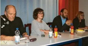  ?? Foto: Kaiser ?? Sein Buch „Das Verschwind­en des Josef Mengele“hat der französisc­he Autor Olivier Guez (Zweiter von rechts) in Günzburg vorgestell­t. Im Gespräch mit Nathalie Charlet (rechts) und Lisa Welzhofer hat er seinen Bestseller erläutert. Helmut Kircher (links) las in der Aula des Maria-Ward-Gymnasiums Passagen des Buches vor.