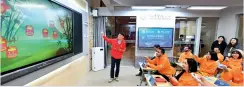  ??  ?? Le 3 décembre 2018, à Chengdu, des étudiants participan­t au concours « Pont vers le chinois » découvrent des nouvelles technologi­es pour apprendre le chinois.