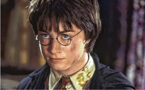  ?? Foto: Warner, dpa ?? Vom Waisenkind zum Superstar: Vor 20 Jahren erschien der erste Harry Potter Roman. 2001 folgte der erste Film mit Daniel Radcliffe als Harry.