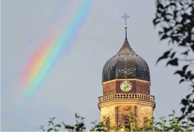  ?? FOTO: AFI ?? Am Ende des Tages zeigte sich ein Regenbogen über der Pfarrkirch­e.