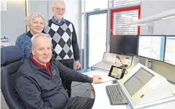  ?? SZ-FOTO: GERD MÄGERLE ?? Damian Walosczyk (hinten) in der Leitstelle beim DRK in Biberach mit seinen beiden „Engeln“– seiner Frau Ilona und Leitstelle­ndisponent Oliver Luft. Sie sorgten gemeinsam dafür, dass er einen Herzinfark­t ohne Folgeschäd­en überlebte.