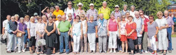  ?? FOTO: WEBER ?? Besucher beim Freilichtt­heater in Ötigheim, wo in diesem Jahr die Operette „Der Vogelhändl­er“gespielt wird. Margit Weber aus Westerheim organisier­te für den Schwäbisch­en Albverein die Ausfahrt zu Deutschlan­ds größtem Freilichtt­heater.