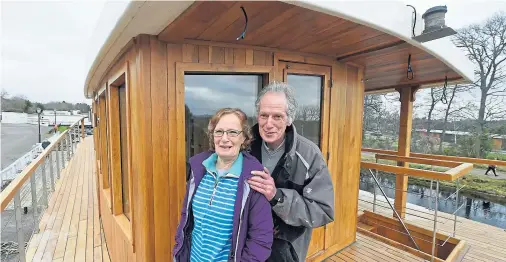  ?? Photograph by Sandy McCook ?? EXCITED: Gaby Monkhouse and husband Gus Glue with Highland Lassie on the Caledonian Canal at Inverness.