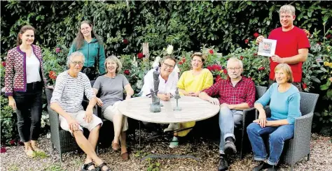  ?? BILD: VERENA SIELING ?? Im Garten von Anne Hollmann in Ostrittr=m: (von links) Heike Wendeln, Arno Kollmann, Gitta Martens, Gertje Kollmann, Anne Hollmann, J=lia Ne=linger-Kahl, Gerd Battermann, Olaf Schachtsch­neider =nd Brigitte Becker