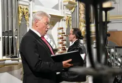  ?? FOTO: ANTONIA PFAFF ?? In der Arnstädter Bach-Kirche eröffnen Bassbarito­n Klaus Mertens und Kantor Jörg Reddin den Thüringer Orgelsomme­r.
Arnstadt.