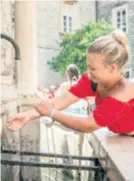  ??  ?? Obitelj se na Jarunu skrila pod suncobran, a djevojka se rashlađuje na Onofrijevo­j česmi u Dubrovniku