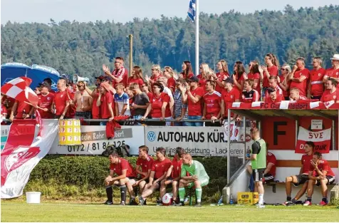  ?? Foto: Sarina Schäffer ?? Zahlreich waren die Echsheimer Fans nach Gundelsdor­f gekommen, um ihr Team anzufeuern. Am Mittwochab­end beim entscheide­nden Relegation­sspiel in Gebenhofen setzt der SVE erneut auf die Unterstütz­ung seiner Fans. Auf die Truppe von Trainer Matthias Kefer...