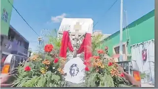  ?? CORTESÍA/C. SOCIAL ?? Haciendo un recorrido con la imagen de un Cristo por principale­s calles de la ciudad católicos recordaron la “Pasión y Muerte de Jesús”.