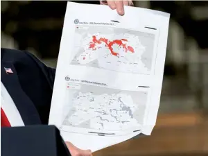  ??  ?? Photo ci-contre : Le 20 mars 2019, le président Donald Trump présente des cartes de la Syrie lors d’une conférence de presse au cours de laquelle il a affirmé que Daech était vaincu « à
100 % » en Syrie. Le 19 décembre 2018, il avait déjà annoncé le départ des 2000 soldats américains sur place, un geste de trop qui avait entraîné la démission du secrétaire à la Défense, James Mattis, qui s’y opposait faroucheme­nt. (© White House/
Shealah Craighead)