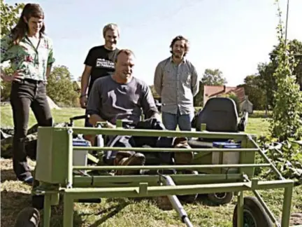  ?? FOTO SPUTNIK MEDIA ?? Bart gaat meteen aan slag, samen met ontwerpste­r Elisa, ingenieur Ronald en presentato­r Lieven.