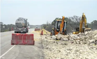  ?? JESÚS RICO ?? A un costado de la vía, dos máquinas rellenan la zona con arena y piedras para mitigar la erosión.