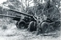  ??  ?? Col PS Fouché, commander of 20 SA Brigade, with two M-46 Russian artillery pieces taken by the South African Defence Force in Operation Hooper during the Angolan war.