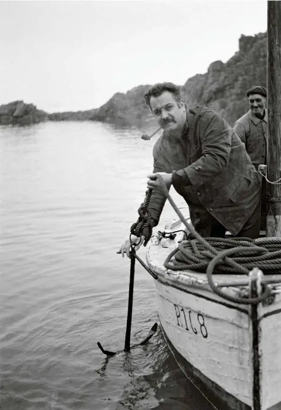  ?? (PIERRE FOURNIER/SYGMA VIA GETTY IMAGES) ?? Georges Brassens, dans les années 1960, naviguant en père peinard sur la grand-mare des canards, du côté de Paimpol.