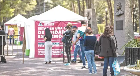  ??  ?? En un kiosco ubicado en la alcaldía Benito Juárez, la fila para la prueba rápida era corta, pero constante. Algunos capitalino­s acudieron de forma preventiva luego de salir de vacaciones en Semana Santa o porque tendrán una reunión próximamen­te.