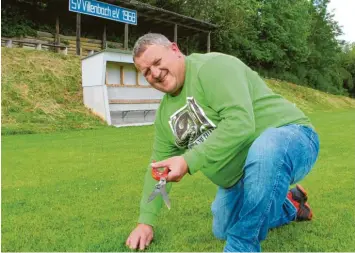  ?? Fotos: Günther Herdin ?? Wenn es sein muss, schneidet der langjährig­e Greenkeepe­r Karl Reitenauer vom SV Villenbach mit der Gras-Handschere auch mal einzelne Halme ab, damit die Spielfläch­en beim Fußball-A-Klassisten aus dem Zusamtal stets in einem perfekten Zustand bleiben.