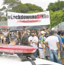  ?? AFP ?? Comerciant­es protestan por el nuevo cierre en Brasilia ante el aumento de contagios/