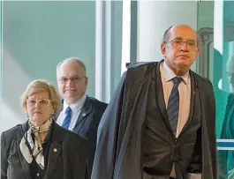  ??  ?? Defensor da tese, Gilmar Mendes encontra resistênci­a entre ministros