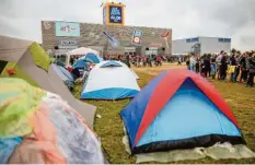  ?? Foto: Christoph Schmidt, dpa ?? Zelten vor dem Discounter: Für das Southside Festival wurde eigens eine Filiale von Aldi Süd errichtet.
