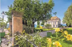  ?? FOTO: NAPOLEONMU­SEUM THURGAU ?? Eine reizende Gartenanla­ge umgibt Schloss Arenenberg.