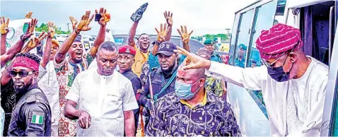  ??  ?? Osun State Governor Gboyega Oyetola ( right), acknowledg­ing cheers from Muslim faithful during the Eld- el- Kabir prayers at the Osogbo Central praying- ground… yesterday.