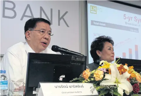  ??  ?? Rutt Phanijphan­d (left), chairman of the executive directors of LHFG, joins LH Bank president Sasitorn Pongsathor­n at the press briefing yesterday where they announced the company would look for someone outside the LH family to fill the management...