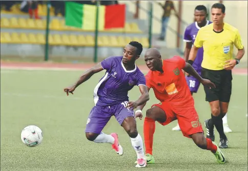  ?? PIUS UTOMI EKPEI / AFP ?? Mountain of Fire and Miracles Ministries attacker Onuwa Chukwuka (left) on the ball in a CAF Confederat­ion Cup playoff match against Djoliba AC Malian at Agege Stadium