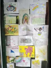  ??  ?? Riferiment­o L’edicola di Alessandro nel quartiere San Lorenzo a Roma tappezzata dai disegni dei bambini