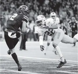  ?? GERALD HERBERT AP ?? Appalachia­n State wide receiver Corey Xavier Sutton catches a touchdown pass against Middle Tennessee defensive back Cordell Hudson in the New Orleans Bowl.