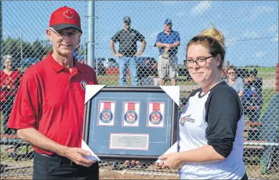  ?? ERIC MCCARTHY/JOURNAL PIONEER ?? Rochelle Keough, vice-chair of the 2017 Canadian under-18 male fastpitch championsh­ip tournament host committee, accepts, a plaque of appreciati­on from Softball Canada president Kevin Quinn. Organizers had to contend with heavy rain on Saturday, before...