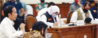  ?? RUMGAPRES ?? SAMPAIKAN INSTRUKSI: Jokowi melakukan telekonfer­ensi bersama seluruh bupati dan wali kota se-Jatim di Gedung Negara Grahadi, Surabaya, kemarin (25/6).